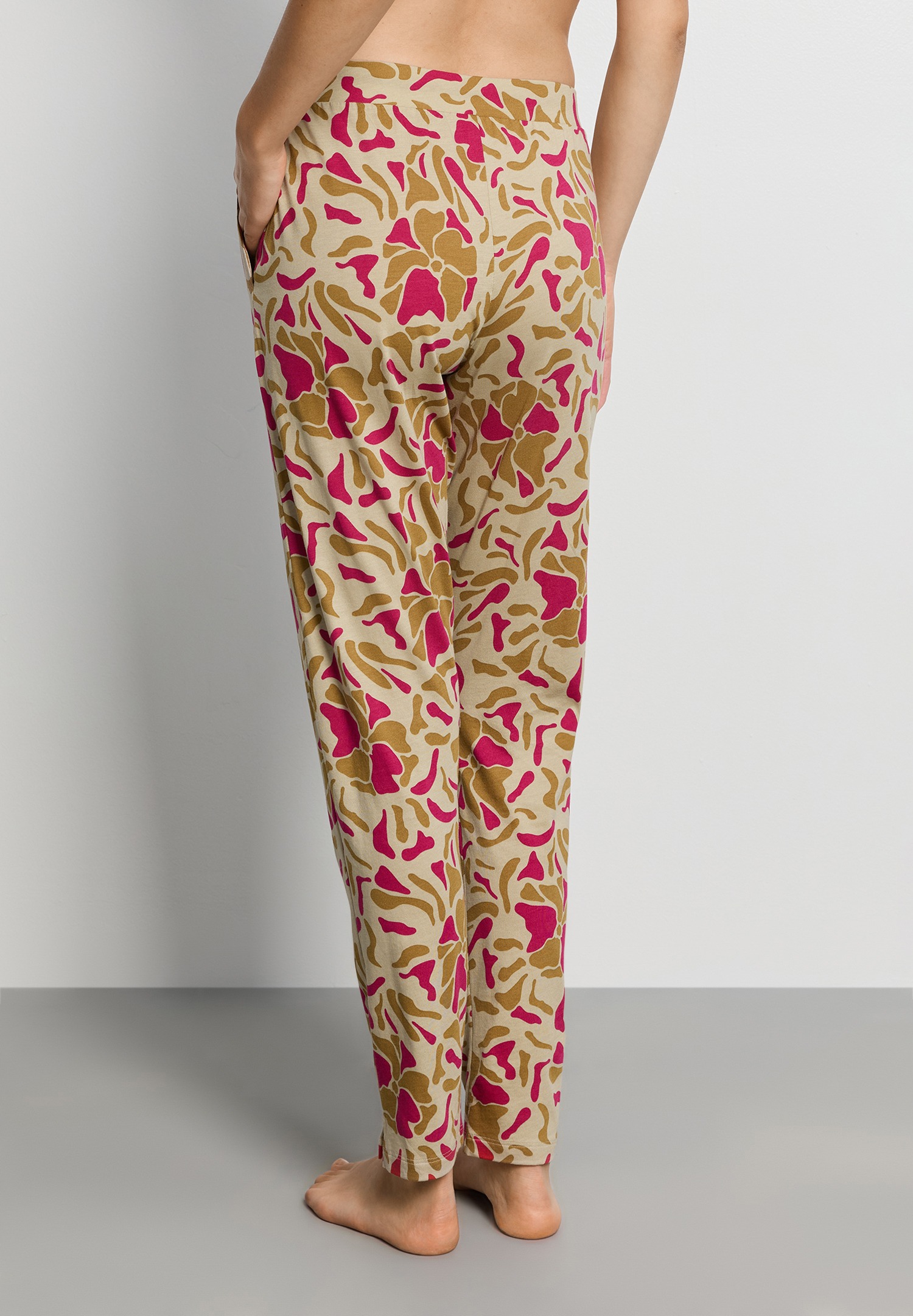 Alternative view of Hanro Hose lang Sleep and Lounge illustrated petals