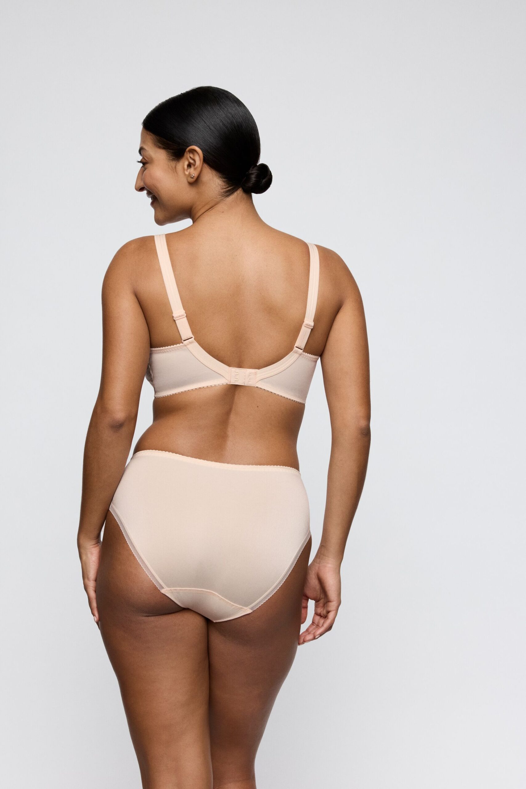 Alternative view of Prima Donna Taillenslip Monterrey venus
